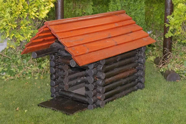 带屋顶的木制圆木小木屋大型狗舍 — 图库照片
