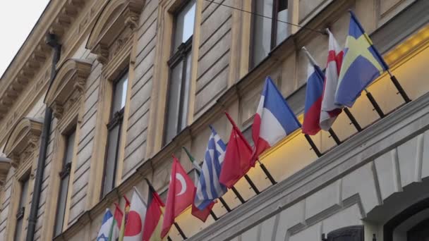Viele Internationale Flaggen Länder Der Welt Hotelgebäude — Stockvideo