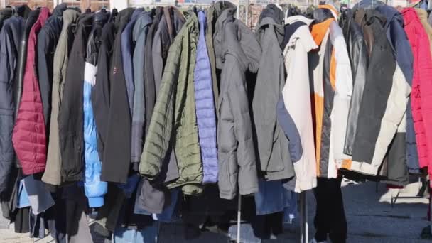 冬服ジャケットとコートで屋外フリーマーケット — ストック動画