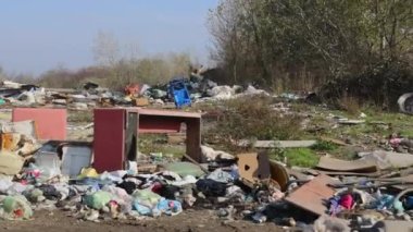 Şehirdeki Büyük Yasadışı Mobilya Döküm Alanından Geçerken