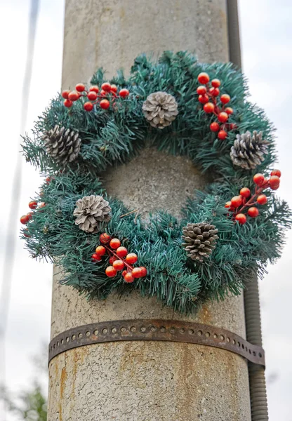 Christmas Wreath Lamp Post City Decor — Stock Photo, Image