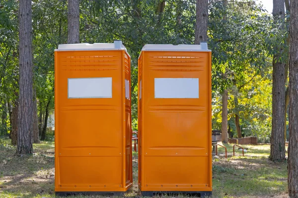 Twee Oranje Draagbare Toiletruimtes City Park — Stockfoto