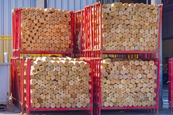 Krótkie Kłody Drewna Bez Stosu Kory Ramie Regału — Zdjęcie stockowe