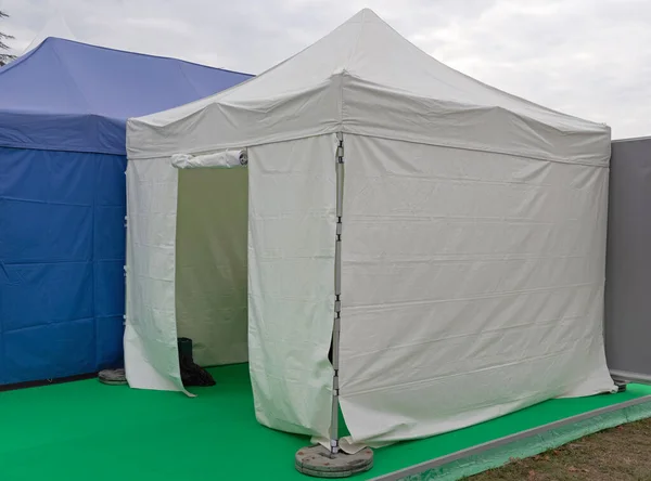户外活动的白色帐篷天篷装置 — 图库照片