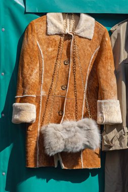 Keçi derisi deri ceket ve pofuduk çanta kış modası