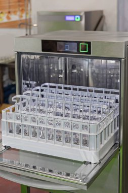 Ticari Bulaşık Makinesinde Gözlüklü Tepsi