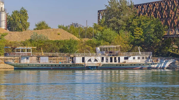 Övergiven Old Dysfunctional Paddle Boat Vid Floden Sava — Stockfoto