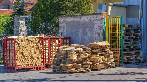 Ξύλινοι Δίσκοι Και Ξυλοπόδαρα Στοιβάζονται Παλέτες — Φωτογραφία Αρχείου