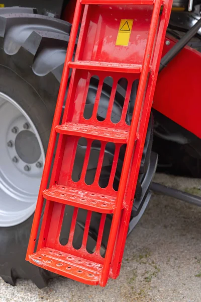 Uzun Hasat Makinesinde Kırmızı Merdiven