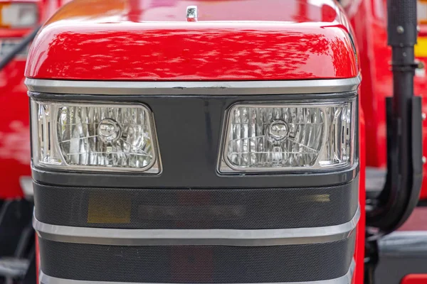 Luces Halógenas Los Faros Delanteros Del Tractor Rojo —  Fotos de Stock