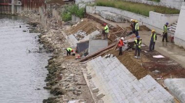 Belgrad, Sırbistan - 28 Ağustos 2021: River Banks Liman İnşaat Alanı Sel Kontrolü İşçileri.