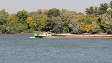 Belgrad, Sırbistan - 05 Ekim 2021: Tuna Nehri kıyısındaki Slovakya 'dan İtici Gemi Yükü Lovnica.