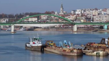 Belgrad, Sırbistan - 25 Kasım 2021: Sava Nehri 'ndeki Kemerli Mavnalar Güneşli Sonbahar Günü.