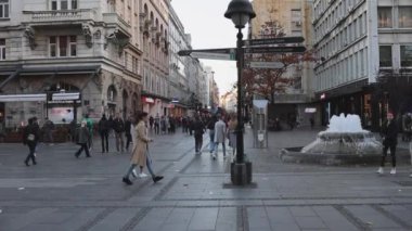 Belgrad, Sırbistan - 29 Ekim 2021: Knez Mihailova Caddesi 'nde Yürüyen İnsanlar Şehir Merkezindeki Sonbahar Öğleden Sonra Bölgesi.