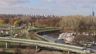 Belgrad, Sırbistan - 23 Kasım 2021: Eğlence Gölü Ada ve Nehir Sava Panoraması Güneşli Sonbahar Günü.