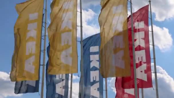 Βελιγράδι Σερβία Αυγούστου 2021 Πολλές Πολύχρωμες Σημαίες Της Σουηδίας Ikea — Αρχείο Βίντεο