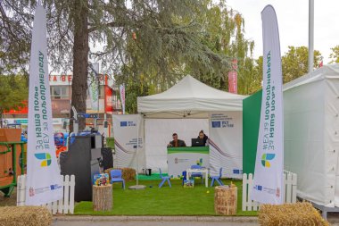 Novi Sad, Sırbistan - 21 Eylül 2021: AB Sizin için Avrupa Komisyonu Tarım Fuarında Terfi Booth.