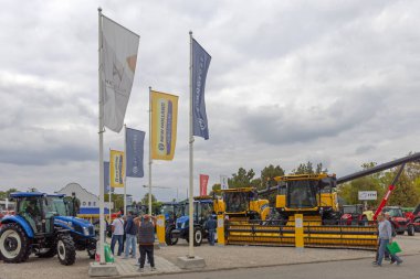 Novi Sad, Sırbistan - 21 Eylül 2021: Modern Traktörler Yeni Hollanda Tarım Fuarı Fuarı 'nda.