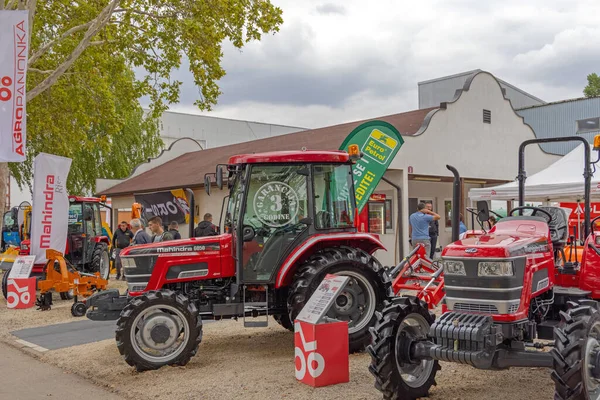 Újvidék Szerbia Szeptember 2021 Indiai Gyártó Mahindra Traktorok Expo Mezőgazdasági — Stock Fotó