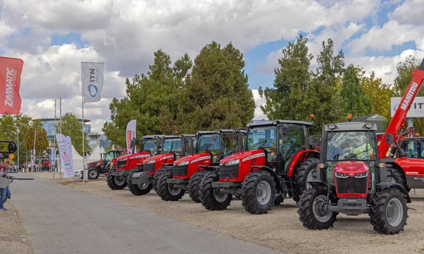 Újvidék Szerbia 2021 Szeptember Traktorok Massey Ferguson Mezőgazdasági Expo Vásáron — Stock Fotó
