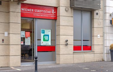 Belgrad, Sırbistan - 15 Ekim 2021: Viyana Sigorta Grubu Avusturyalı Wiener Stadtische Ofisi.