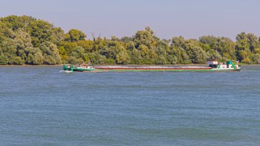 Belgrad, Sırbistan - 05 Ekim 2021: Tuna Nehri kıyısındaki Slovakya 'dan İtici Gemi Yükü Lovnica.