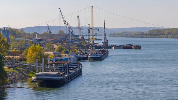 セルビア スメデレヴォ 2021年10月31日 スメデレヴォ港および貨物ターミナル建設現場におけるドッキングバージ — ストック写真