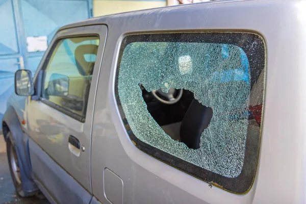 Gebroken Kleine Auto Raamglas Schade Aan Buitenkant View Inbraak — Stockfoto