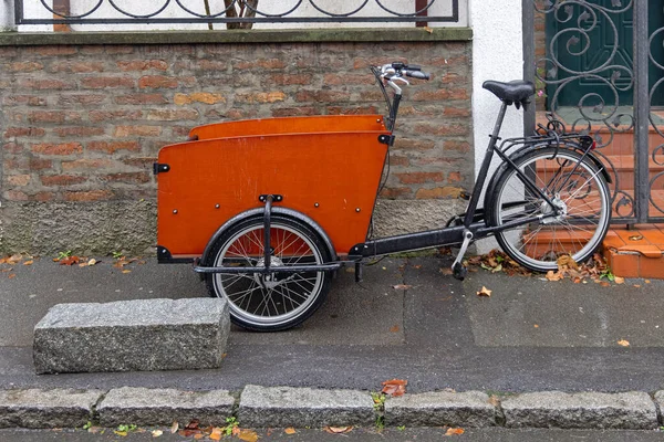 Bicicleta Carga Com Balde Madeira Grande Estacionado Frente Casa — Fotografia de Stock