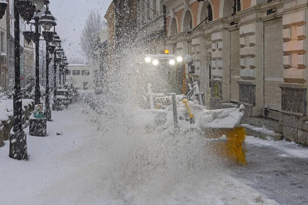 雪の除去パワーブラシマシンシティストリート冬 — ストック写真