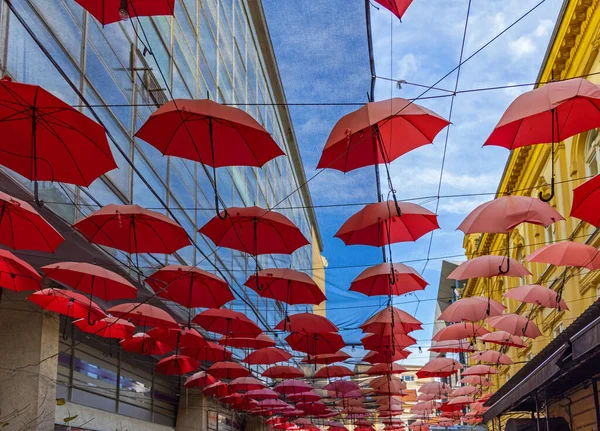 街の装飾の上に吊るされた赤い傘 — ストック写真
