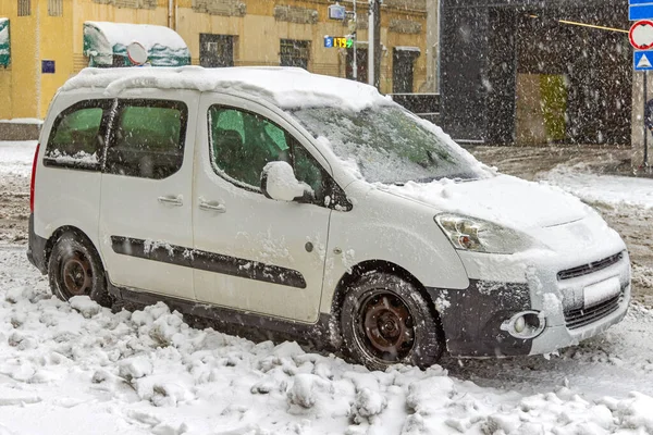 Автомобиль Покрыт Снегом Городской Улице Зимой — стоковое фото