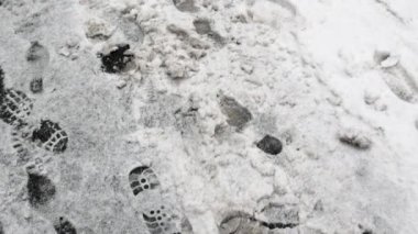 Pedestrian Caddesi 'ndeki ayak izleri Soğuk Kış ile kaplı.
