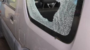 Kırık Araba Yanlı Cam Hasar Dış Görünümü