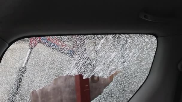 Kırık Araba Cam Pencere Görünümü Aracın Çinden — Stok video