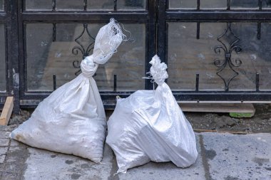 Caddedeki Kapının Önünde İki Beyaz Torba