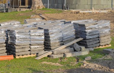 Palletler Şehir İnşaat Alanında Eski Asfalt Döşemeler