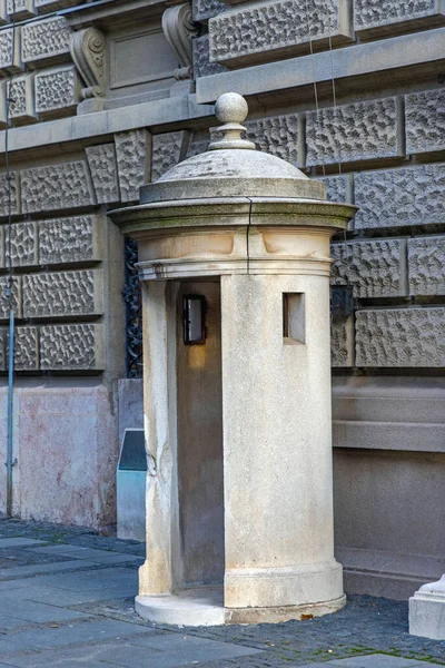 Old Guard Post Estrutura Concreto Frente Edifício — Fotografia de Stock