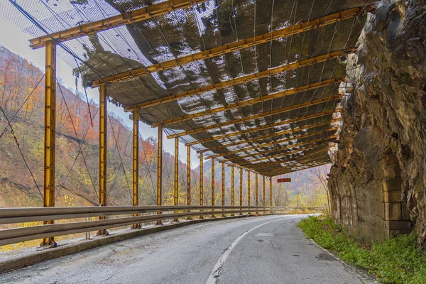 Barrera Caída Roca Cerca Vigas Redes Seguridad Vial — Foto de Stock