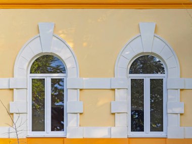 Voyvodina 'daki Sarı Ev' de İki Arch Penceresi