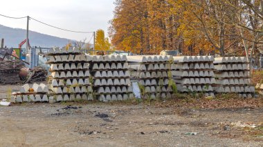 İnşaat alanındaki Paletler Beton Demiryolu Bağları