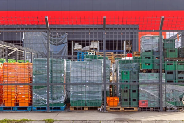 Empty Crates Pallets Outdoor Storage Wire Fence — Stockfoto