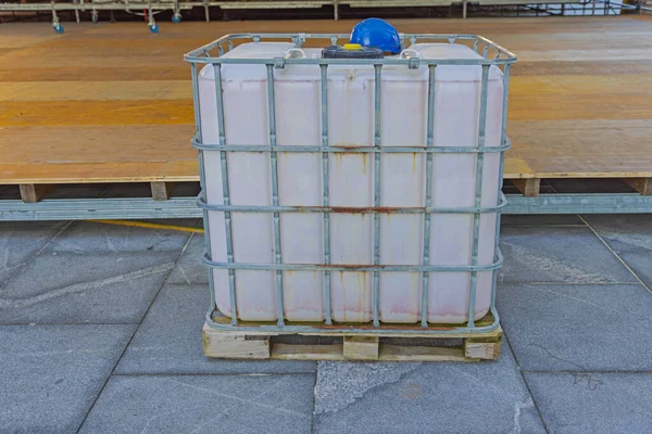 輸送可能な水貯蔵タンクケージパレット — ストック写真