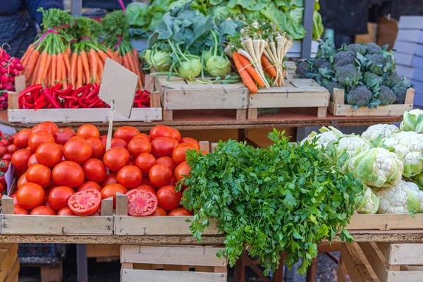 Świeże Warzywa Skrzynkach Rynku Rolników — Zdjęcie stockowe
