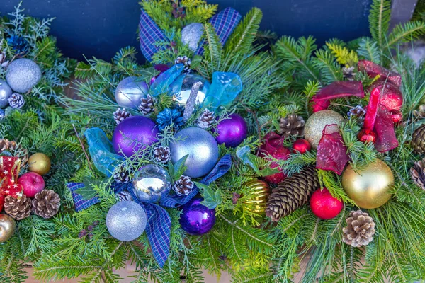 Weihnachten Arrangement Ornamente Dekoration Mit Natürlichen Kiefernzweigen — Stockfoto