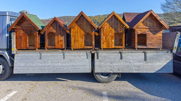Nové Dřevěné Psí Domy Flatbed Truck Delivery — Stock fotografie