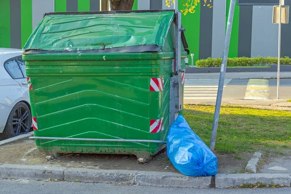 Kék Műanyag Szemeteszsák Szemeteshulladék Közelében — Stock Fotó