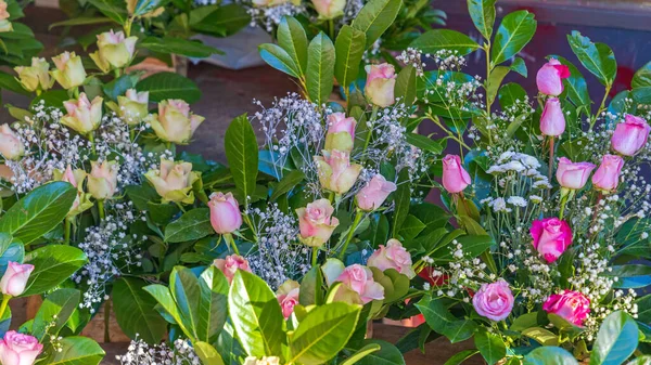 Hermosas Rosas Invierno Con Hojas Verdes Arreglo Ramos —  Fotos de Stock
