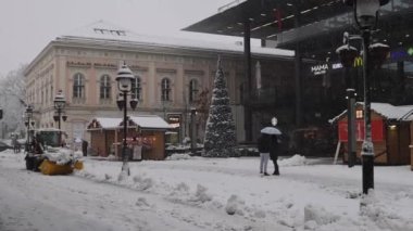 Belgrad, Sırbistan - 12 Aralık 2021: Şehir merkezinde Yoğun Kar Alışveriş Merkezi Raiceva Kış Tipi.