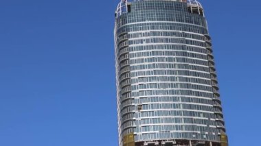 Belgrad, Sırbistan - 25 Kasım 2021: Yeni Gökdelen Kula Belgrad Sahil İnşaat Alanı Güneşli Gün Eğilimi.